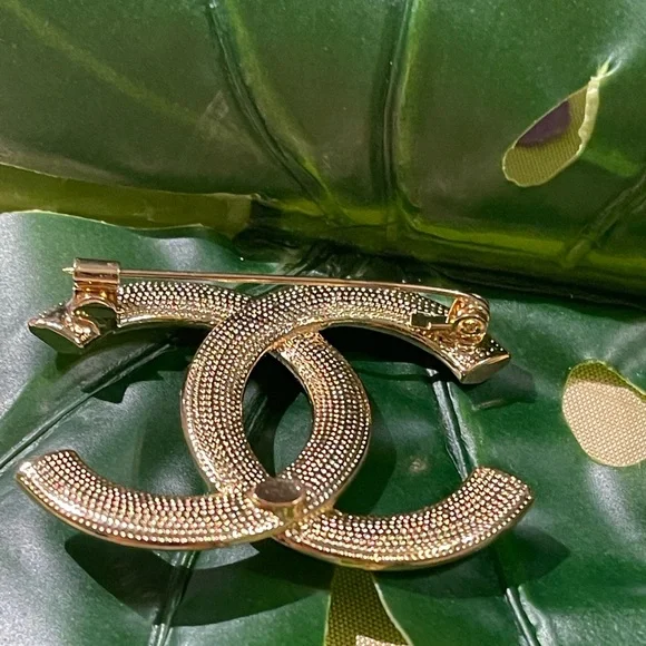 Elegant Black and Gold Pearl Brooch - Picture 2 of 2